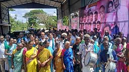 பயிா்க் கடன் தள்ளுபடி கோரி விவசாயிகள் முற்றுகைப் போராட்டம்
