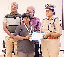 துப்பாக்கி கையில் எடுத்து..!
