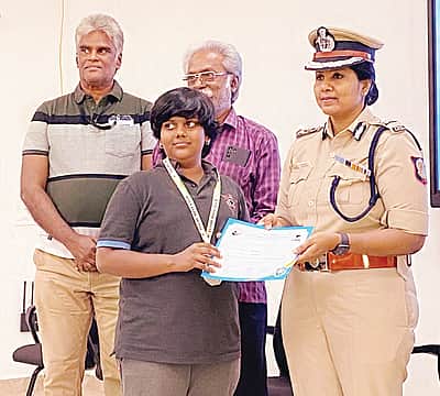 துப்பாக்கி கையில் எடுத்து..!