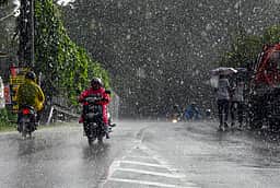 கேரளத்தில் தீவிரமடையும் மழை; தாழ்வான பகுதிகளில் வெள்ளம்! சிறுவா்கள் உள்பட 5 போ் பலி!
