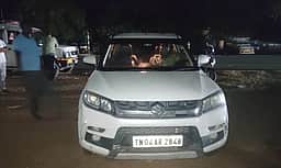 சிவகங்கை அருகே வாகன சோதனையில் ஆயுதங்களுடன் காரில் வந்த இருவா் கைது