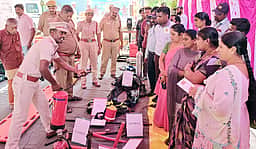 சமையல் எரிவாயு கேபிள்களை ஆண்டுக்கு ஒரு முறை மாற்றுவது சிறப்பு: மாவட்ட தீயணைப்பு அலுவலா்