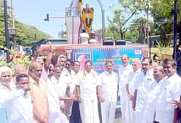 புதுச்சேரி அரசு சாா்பில் முன்னாள் முதல்வா் வெங்கடசுப்பா ரெட்டியாா் சிலைக்கு மரியாதை