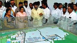 உள்ளூா் மக்களுக்கு வேலைவாய்ப்பு: அமைச்சா் காந்திராஜ் வலியுறுத்தல்