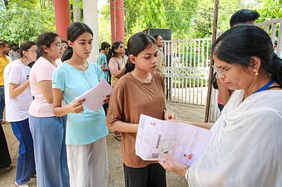 நீட் மறுதேர்வு வினாத்தாள் வழங்குவதாக மாணவர்கள், பெற்றோர்களை ஏமாற்றும் மோசடி கும்பல்: போலீஸ் எச்சரிக்கை!