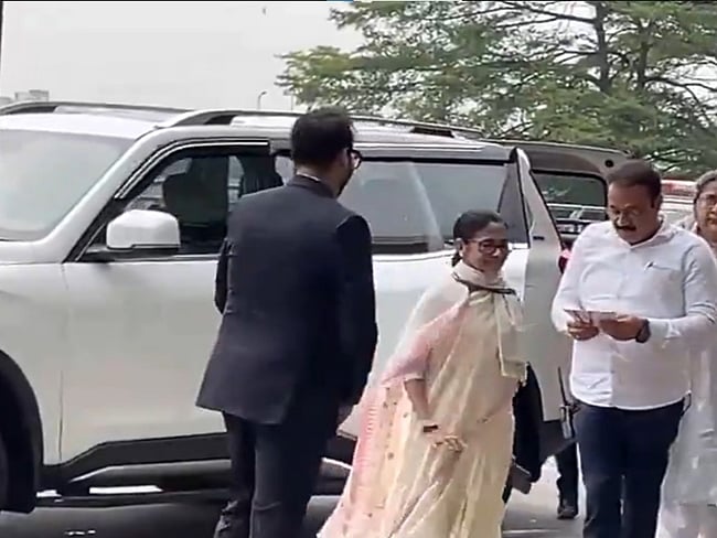 இந்தியா கூட்டணி ஆலோசனை: தில்லி புறப்பட்டார் மமதா!