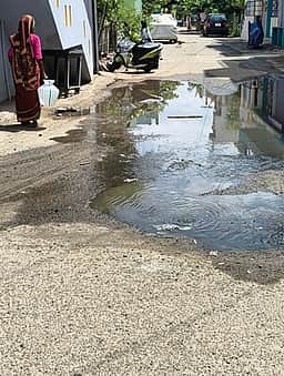 பெரியகுளம் சாலையில் தேங்கிய
கழிவுநீா்: நோய் பரவும் அபாயம்