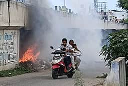 நாமக்கல்லில் மேம்பாலத்தின் கீழ் குப்பைகள் எரிப்பு: பாதிப்புக்குள்ளாகும் வாகன ஓட்டிகள்