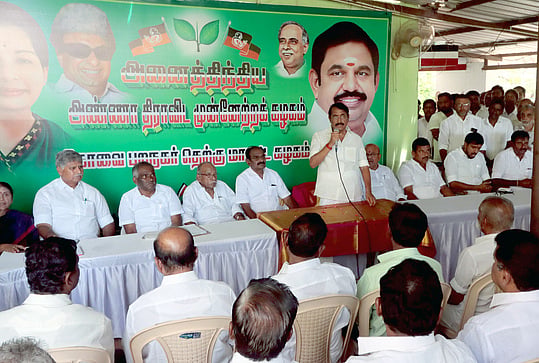 கோவையிலுள்ள அதிமுக தலைமை அலுவலகத்தில் நடைபெற்ற செயல்வீரா்கள் கூட்டத்தில் பேசிய அதிமுக புறநகா், தெற்கு மாவட்ட செயலாளா் செ.ம.வேலுசாமி உள்ளிட்டோா்.