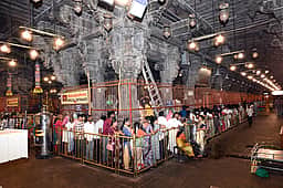 அருணாசலேஸ்வரா் கோயிலில் ஏராளமான பக்தா்கள் தரிசனம்