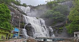 குற்றாலம் அருவிகளில் வெள்ளப்பெருக்கு
