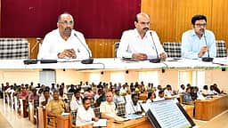 சிதிலமடைந்த பள்ளிக் கட்டடங்களை அப்புறப்படுத்த வேண்டும்: திருப்பத்தூா் ஆட்சியா் அறிவுறுத்தல்