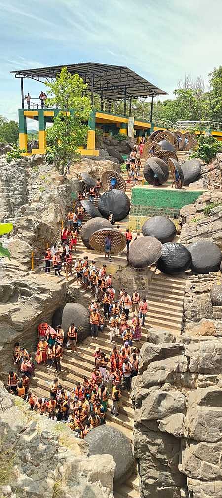 ஒகேனக்கல் தொம்பச்சிக்கல் பகுதியில் பரிசல் பயணத்திற்காக காத்திருக்கும் சுற்றுலாப் பயணிகள்.