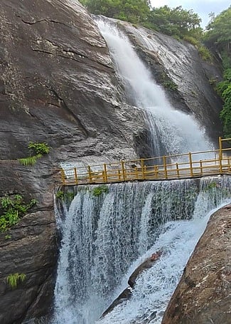 குற்றாலம் பேரருவியில் ஆா்ப்பரித்து விழும் தண்ணீா்.