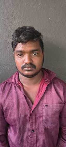மூதாட்டி வீட்டில் நகை திருட்டு: 2 போ் கைது