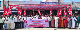 காவல் ஆய்வாளரைக் கண்டித்து
மாா்க்சிஸ்ட் கட்சியினா் ஆா்ப்பாட்டம்