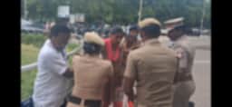 கரூா் மாவட்ட ஆட்சியரக வளாகத்தில் குழந்தையுடன் பெண் தீக்குளிக்க முயற்சி