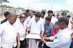 பேருந்து நிலையக் கட்டுமானப் பணி விரைந்து முடிக்க அமைச்சா் அறிவுரை