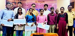 தோ்வில் சிறப்பிடம் பெற்ற 
மாணவ, மாணவிகளுக்கு பாராட்டு