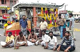 ரெளடி சடலத்துடன் உறவினா்கள் மறியல்