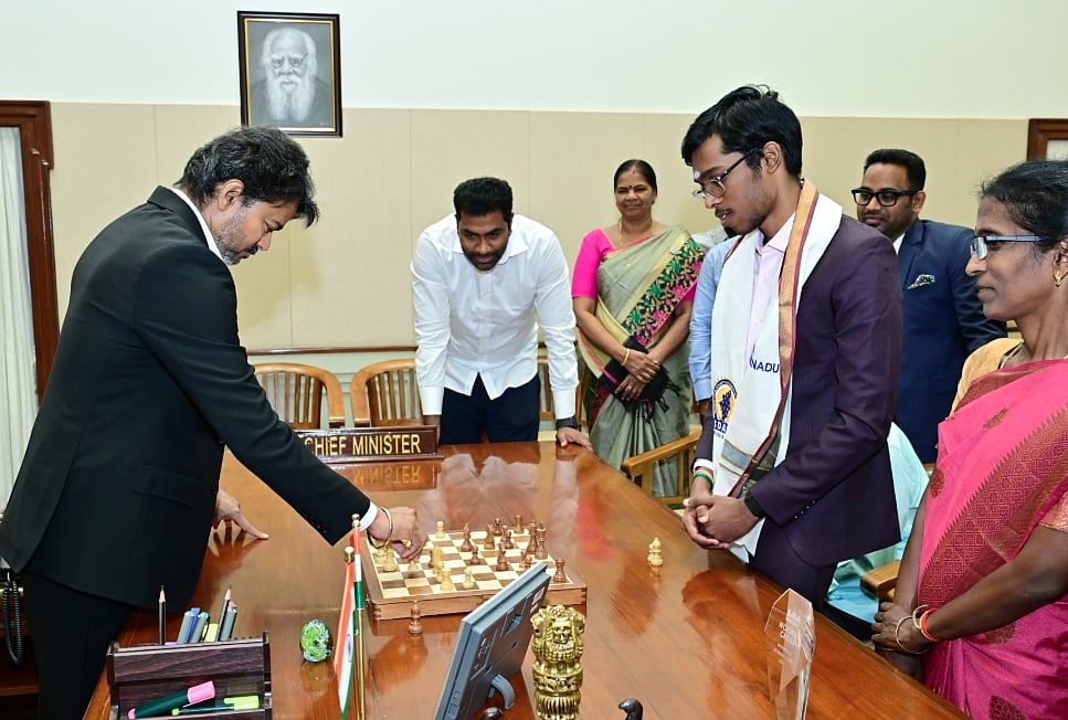 பிரக்ஞானந்தாவுடன் செஸ் விளையாடிய முதல்வர் விஜய்!
