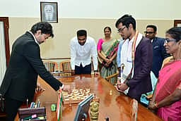 பிரக்ஞானந்தாவுடன் செஸ் விளையாடிய முதல்வர் விஜய்!