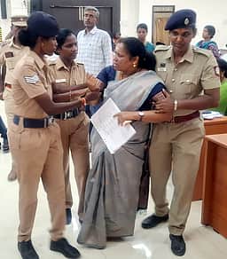 காவலா்களுடன் வாக்குவாதத்தில் ஈடுபட்ட ஊராட்சி மன்றத் தலைவா்!
