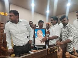 முன்னாள் முதல்வா்கள் உருவப்படம் வைப்பதில் பிரச்னை!
கரூா் மாநகராட்சி கூட்டத்தில் அதிமுக - காங். உறுப்பினா்கள் இடையே கடும் வாக்குவாதம்