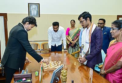 பிரக்ஞானந்தாவுடன் செஸ் விளையாடிய முதல்வர் விஜய் - புகைப்படங்கள்