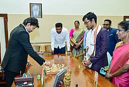 பிரக்ஞானந்தாவுடன் செஸ் விளையாடிய முதல்வர் விஜய் - புகைப்படங்கள்