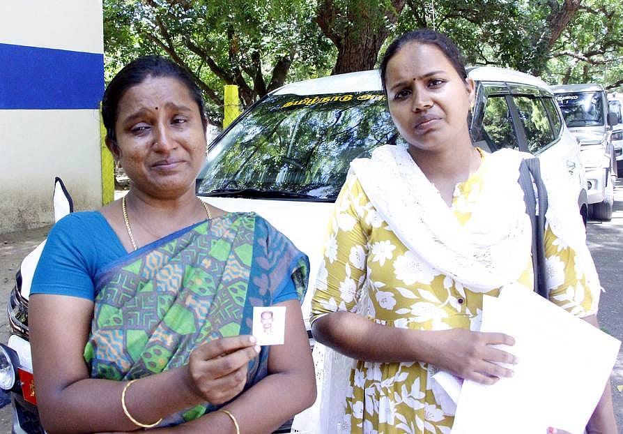 வெளிநாட்டு உயிரிழந்த தனது கணவரின் உடலை மீட்டுத் தரக் கோரி, ராமநாதபுரம் மாவட்ட ஆட்சியா் அலுவலகத்துக்கு மனு அளிக்க திங்கள்கிழமை வந்த அவரது மனைவி.