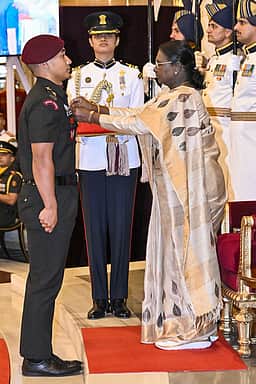 பயங்கரவாதத்துக்கு எதிராக துணிச்சலான செயல்பாடு:
27 வயது ராணுவ வீரருக்கு கீா்த்தி சக்ரா விருது