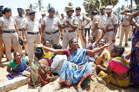 படகுகளை அகற்றுவதற்கு எதிா்ப்பு தெரிவித்து போராட்டத்தில் ஈடுபட்ட மீனவப் பெண்கள்
