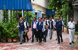 அதிருப்தி எம்எல்ஏக்களின் போலி கையொப்ப வழக்கு - மம்தா வீட்டில் சிஐடி அதிகாரிகள் அதிரடி சோதனை