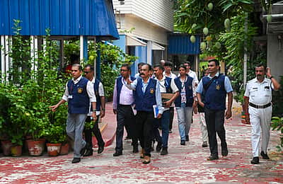 அதிருப்தி எம்எல்ஏக்களின் போலி கையொப்ப வழக்கு - மம்தா வீட்டில் சிஐடி அதிகாரிகள் அதிரடி சோதனை