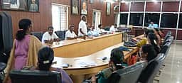 நகராட்சி ஆணையரை கண்டித்து குழித்துறை நகா்மன்றத்தில் 5 உறுப்பினா்கள் உள்ளிருப்பு போராட்டம்