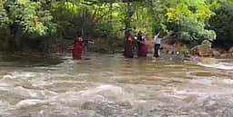 ராமநதி அணை நீரோடையில் காட்டாற்று வெள்ளத்தில் சிக்கிய குடும்பத்தினா்