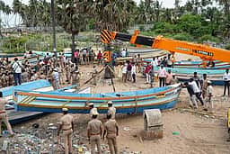 கோட்டக்குப்பம் மயானத்தில் படகுகள் அகற்றம்: மீனவப் பெண்கள் கழுத்தில் கயிறு கட்டிப் போராட்டம் - போலீஸாருடன் தள்ளுமுள்ளு