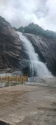 பழையகுற்றாலம் அருவியில் தணியாத வெள்ளப்பெருக்கு