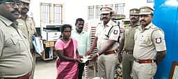 முதுகுளத்தூா் சந்தையில் காணாமல்போன நகை, பணம் மீட்பு
