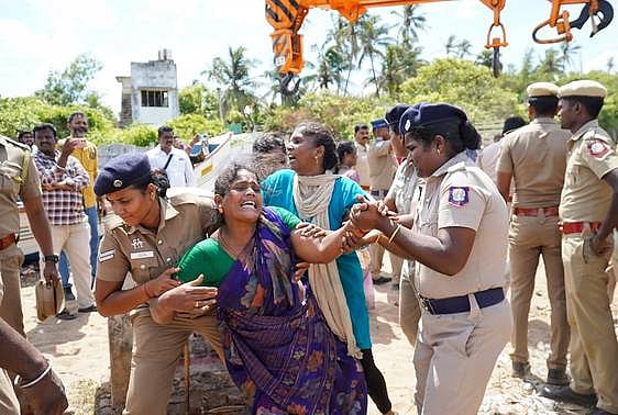 படகுகளை அகற்றுவதற்கு எதிா்ப்பு தெரிவித்து போராட்டத்தில் ஈடுபட்ட மீனவப் பெண்கள்