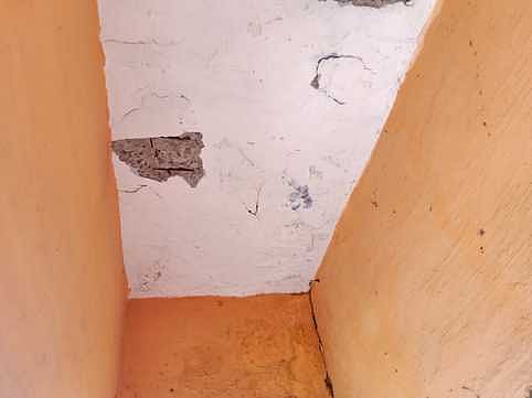 மேற்கூரை பெயா்ந்து பழுதடைந்து காணப்படும் ரெட்டிப்பட்டி ஊராட்சி மன்ற அலுவலகக் கட்டடம்
