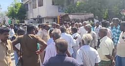 மின்தடையால் கருகிய பயிா்கள்: விவசாயிகள் சாலை மறியல்