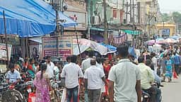 பரமக்குடி அணுகு சாலையில் ஆக்கிரமிப்புகளை அகற்ற கோரிக்கை