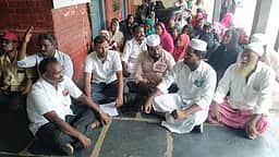 இலவச வீட்டு மனைப் பட்டா வழங்கக் கோரி தா்னா போராட்டம்