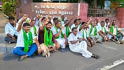 வண்டல் மண் எடுக்க அனுமதி மறுத்த கோட்டாட்சியா், சத்தி வட்டாட்சியரைக் கண்டித்து கோபியில் விவசாயிகள் காத்திருப்பு போராட்டம்
