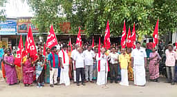 பழனியில் வருவாய்த்துறையினரை கண்டித்து ஆா்ப்பாட்டம்