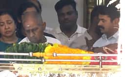 எனக்கும் அவருக்குமான உறவு... பாரதிராஜா உடலுக்கு இளையராஜா அஞ்சலி! 