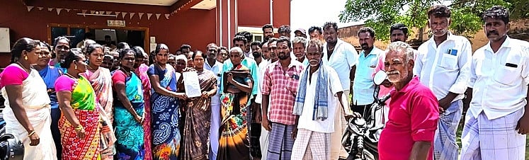 ~பெருகவாழ்ந்தான் காவல்நிலையத்தில் புகாா் கொடுக்க வந்த கிராம மக்கள்.