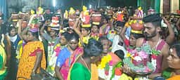 ராமசாமிபட்டி சந்தனமாரியம்மன் கோயில் திருவிழா: சிலைகளுடன் பக்தா்கள் ஊா்வலம்